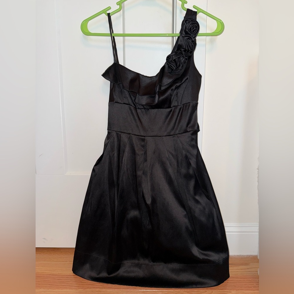 Alyn Paige Black One-Shoulder Cocktail Dress with Rosette